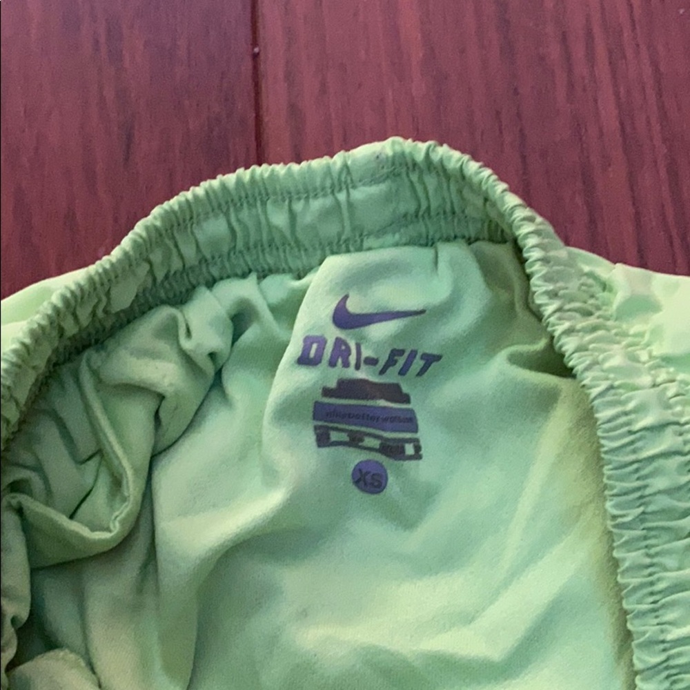 Like green Nike running shorts - Picture 2 of 2